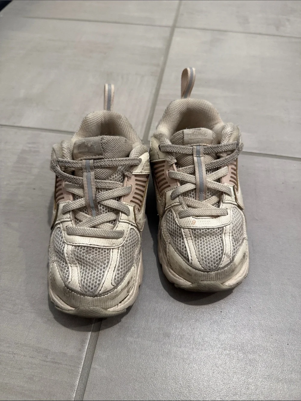 Nike vomero 5 toddler 10c Kids Sneakers in Beige
